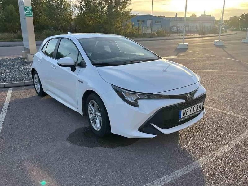 Vit Begagnad 2020 Toyota Corolla Hybrid Active Halvkombi | 199 900 kr (Marknadspris) - Bild 1/1