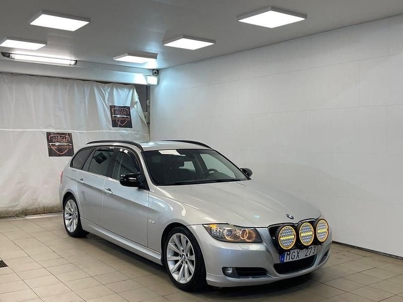 Grå Begagnad 2012 BMW 320 Kombi | 64 900 kr (Bra pris) - Bild 1/4