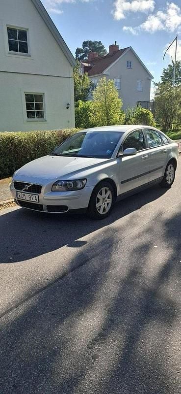 Grå Begagnad 2005 Volvo S40 Sedan | 23 000 kr (Marknadspris) - Bild 1/4