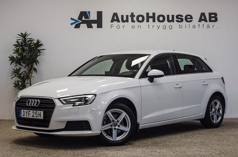Vit Begagnad 2019 Audi A3 Sportback Proline Halvkombi | 209 000 kr (Marknadspris) - Bild 1/4