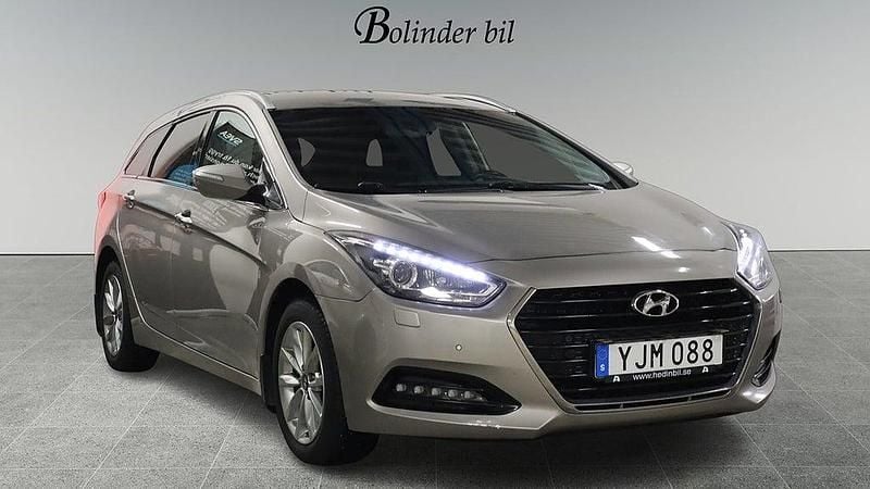 Mörkgrå (grå) Begagnad 2016 Hyundai i40 Kombi | 118 900 kr (Marknadspris) - Bild 1/4
