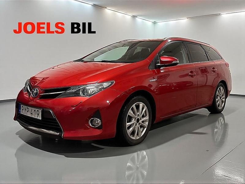 Mörkröd Begagnad 2014 Toyota Auris Touring Sports Edition Kombi | 114 900 kr (Marknadspris) - Bild 1/4