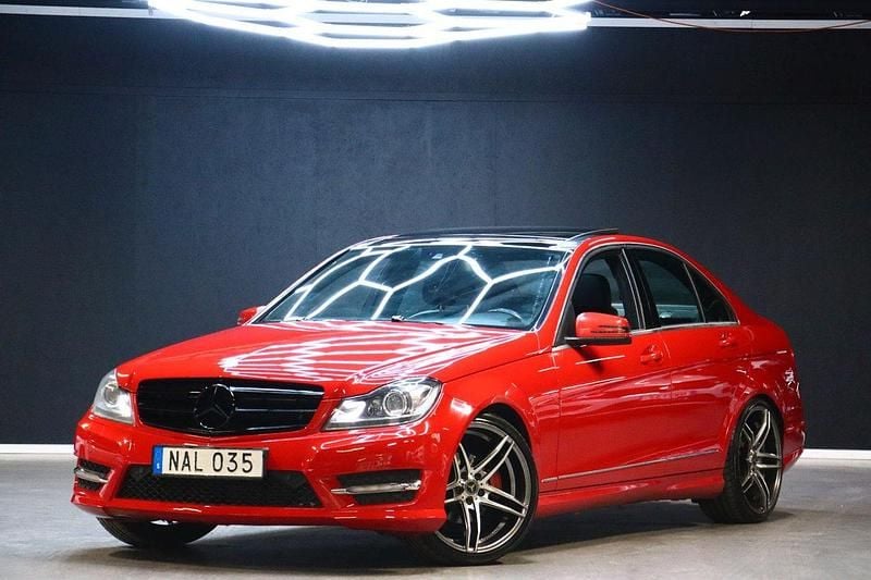 Ljusröd (röd) Begagnad 2013 Mercedes C220 AMG Sedan | 109 900 kr (Marknadspris) - Bild 1/4