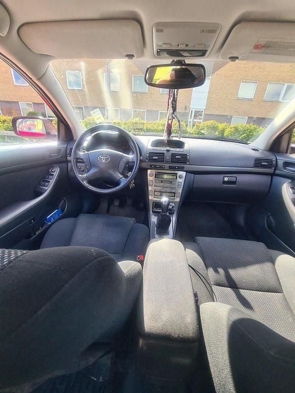 Röd Begagnad 2006 Toyota Avensis Halvkombi | 25 500 kr (Bra pris) - Bild 1/4