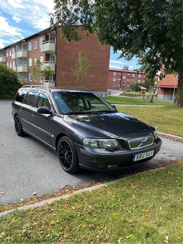 Grå Begagnad 2001 Volvo V70 Kombi | 28 000 kr (Marknadspris) - Bild 1/4