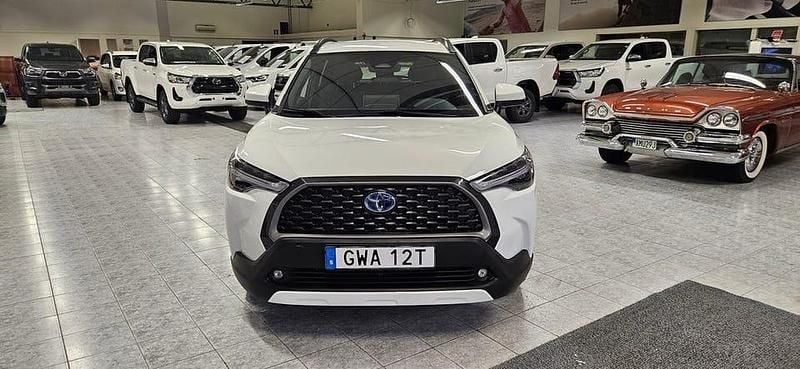 Vit Begagnad 2022 Toyota Corolla Cross Style SUV | 359 000 kr (Bra pris) - Bild 1/4