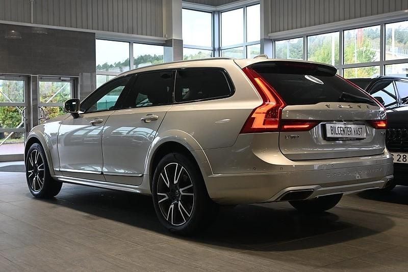 Begagnad Volvo V90 CC Pro 320 HK (235 kW) 2017 Ljusbrun (luminous sand metallic) Kombi