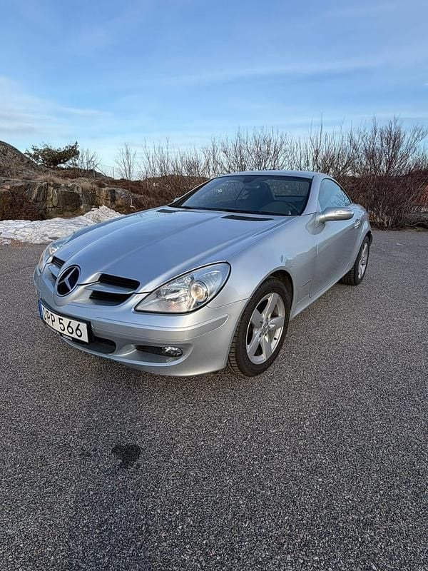 Grå metallic Begagnad 2005 Mercedes SLK200 Cab | 73 000 kr (Marknadspris) - Bild 1/4