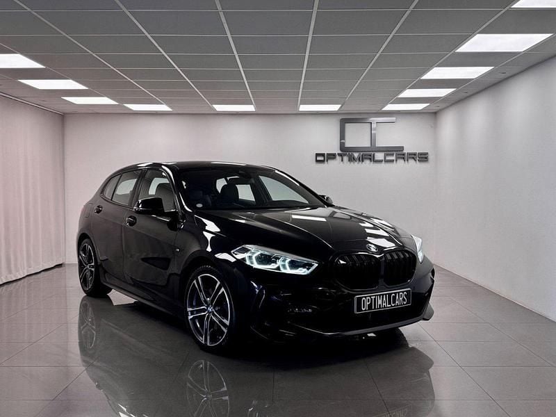 Svart Begagnad 2020 BMW 118 M Sport Halvkombi | 279 900 kr (Dyr) - Bild 1/4