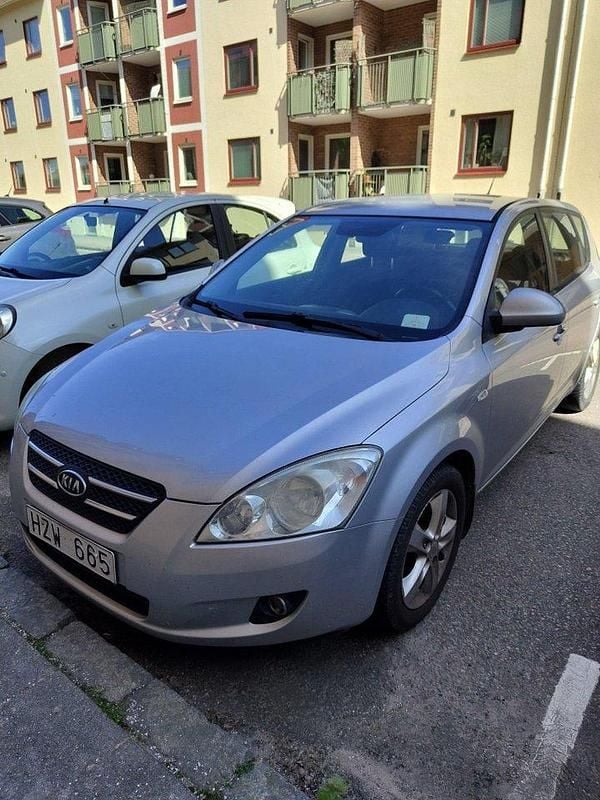 Silver Begagnad 2009 Kia Ceed Halvkombi | 33 000 kr (Bra pris) - Bild 1/4