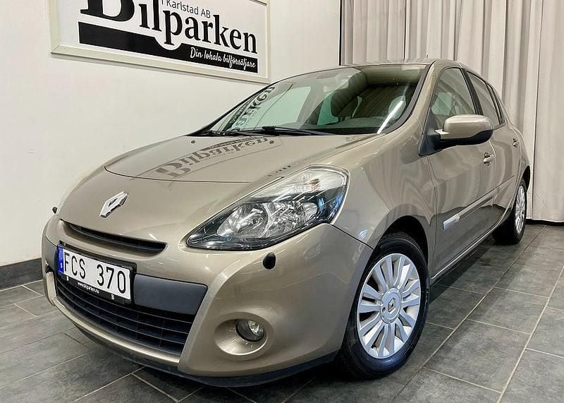 Ljusbrun Begagnad 2010 Renault Clio R.S. Halvkombi | 39 900 kr (Marknadspris) - Bild 1/3