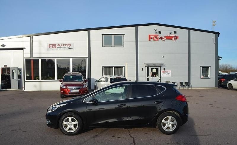 Svart Begagnad 2015 Kia Ceed Comfort Halvkombi | 99 900 kr (Lite dyr) - Bild 1/4