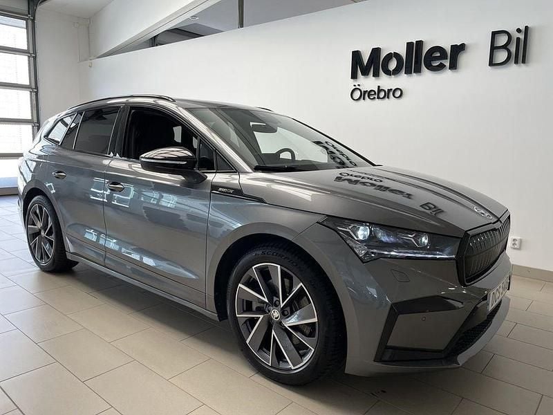 Grå (graphite grey metallic) Begagnad 2023 Skoda Enyaq iV SportLine SUV | 454 900 kr (Marknadspris) - Bild 1/4