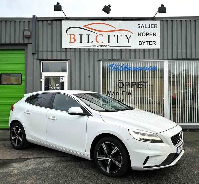 Begagnad Volvo V40 R-Design 150 HK (110 kW) 2019 Vit Halvkombi
