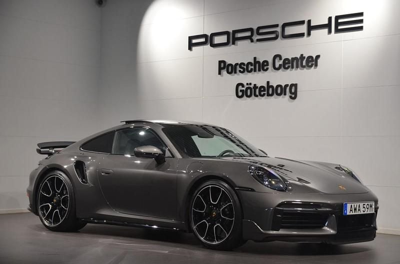 Mörkgrå (grey) Begagnad 2024 Porsche 911 Turbo S Sportkupé | 2 799 000 kr - Bild 1/4