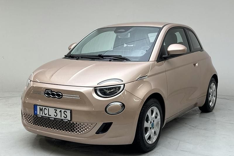 Röd Begagnad 2022 Fiat 500e Icon Halvkombi | 139 000 kr (Superpris) - Bild 1/4