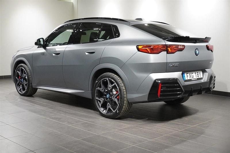 Begagnad BMW iX2 M Sport 230 kW (313 HK) 2024 Grå/silver SUV