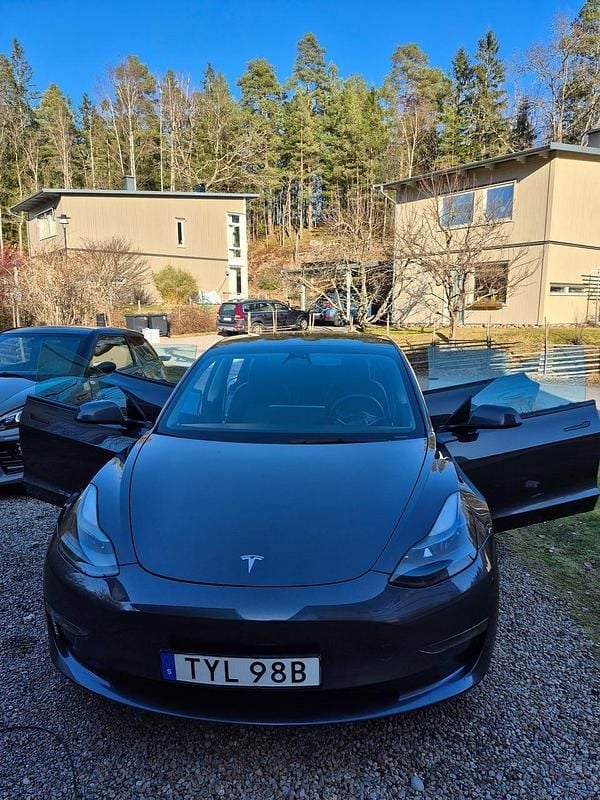 Begagnad Tesla Model 3 Performance 377 kW (513 HK) 2023 Midnight silver metallic Sedan