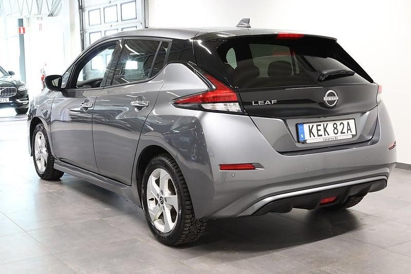 Begagnad Nissan Leaf N-Connecta 2023 Grå Halvkombi