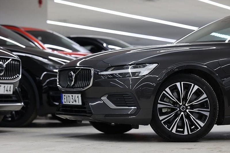 Begagnad Volvo V60 Core 253 HK (186 kW) 2023 Grå Kombi