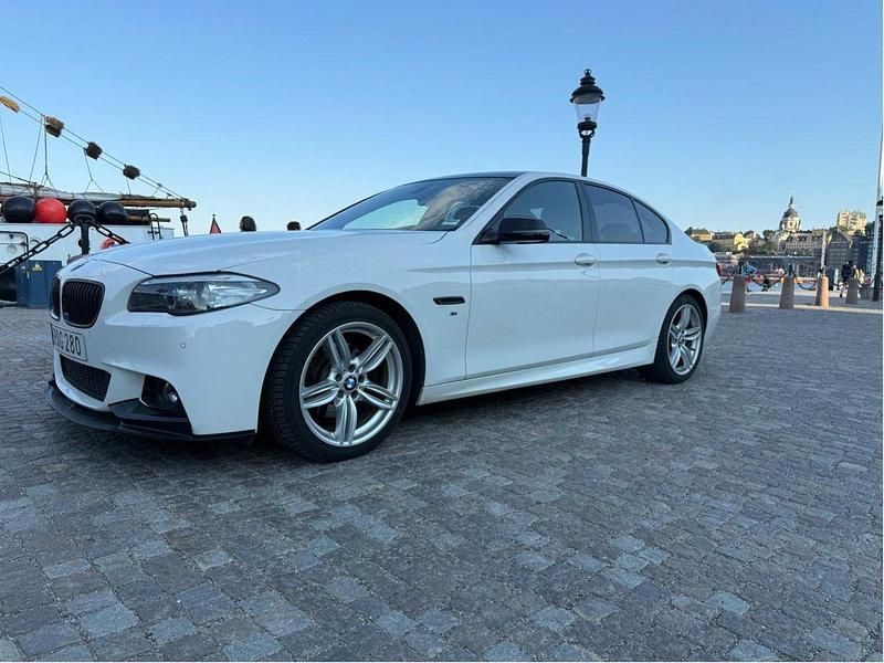 Vit Begagnad 2016 BMW 520 M Sport Sedan | 210 000 kr (Marknadspris) - Bild 1/4