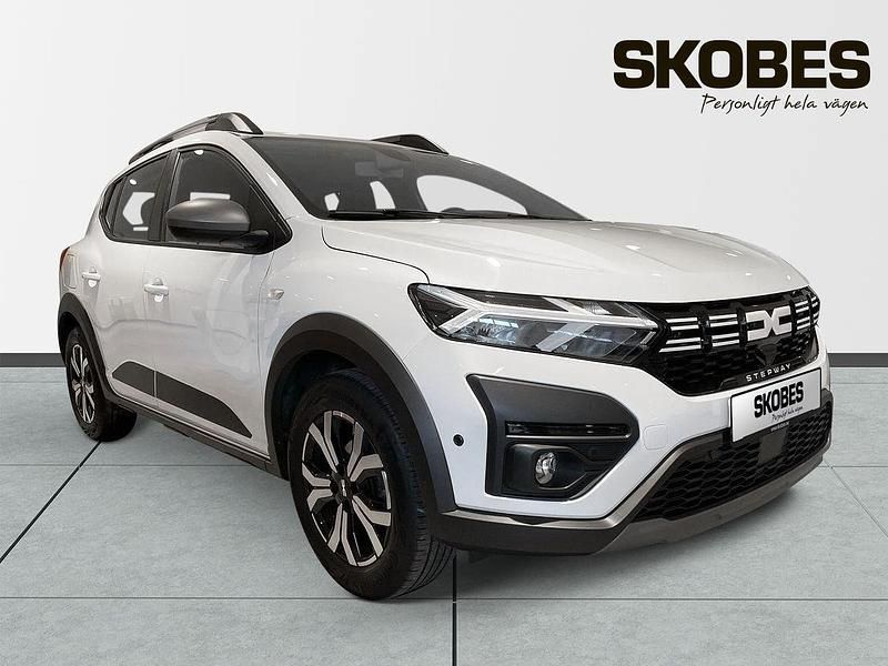 Vit Begagnad 2023 Dacia Sandero Expression SUV | 174 900 kr (Marknadspris) - Bild 1/3