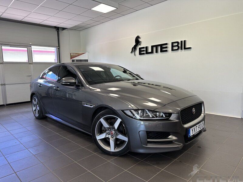 Grå Begagnad 2017 Jaguar XE R-Sport Sedan | 249 900 kr (Dyr) - Bild 1/4