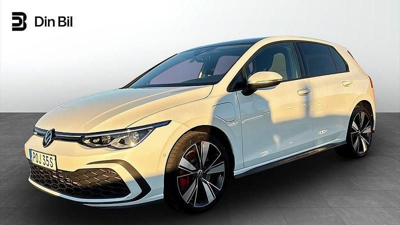 Vit (oryx white pearl) Begagnad 2020 VW Golf VIII GTE Kombi | 309 900 kr - Bild 1/4