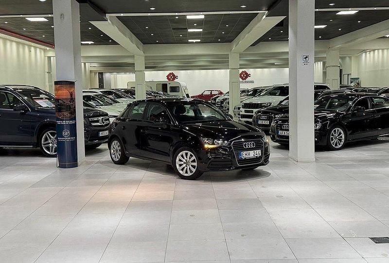 Svart Begagnad 2012 Audi A1 Sportback Sport Halvkombi | 72 900 kr (Marknadspris) - Bild 1/4