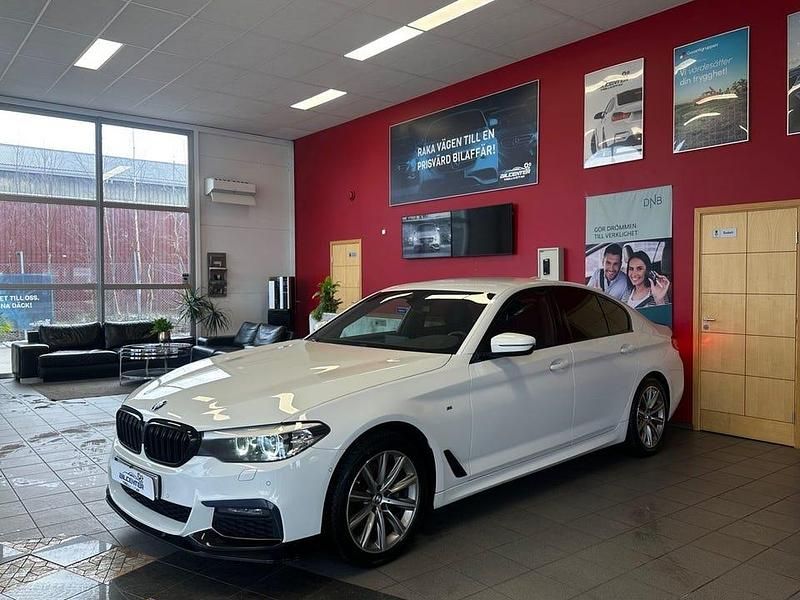 Vit Begagnad 2020 BMW 520 M Sport Sedan | 289 500 kr (Marknadspris) - Bild 1/4