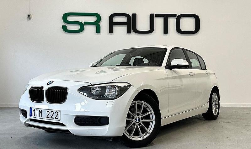 Vit Begagnad 2012 BMW 116 Halvkombi | 94 900 kr (Lite dyr) - Bild 1/4