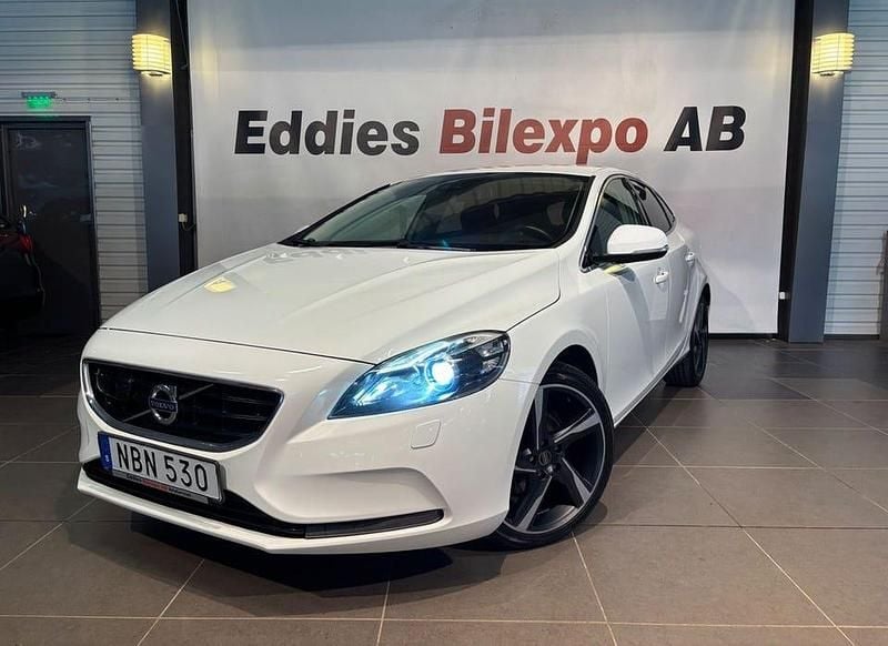 Vit Begagnad 2012 Volvo V40 R-Design Momentum Kombi | 99 900 kr (Marknadspris) - Bild 1/4