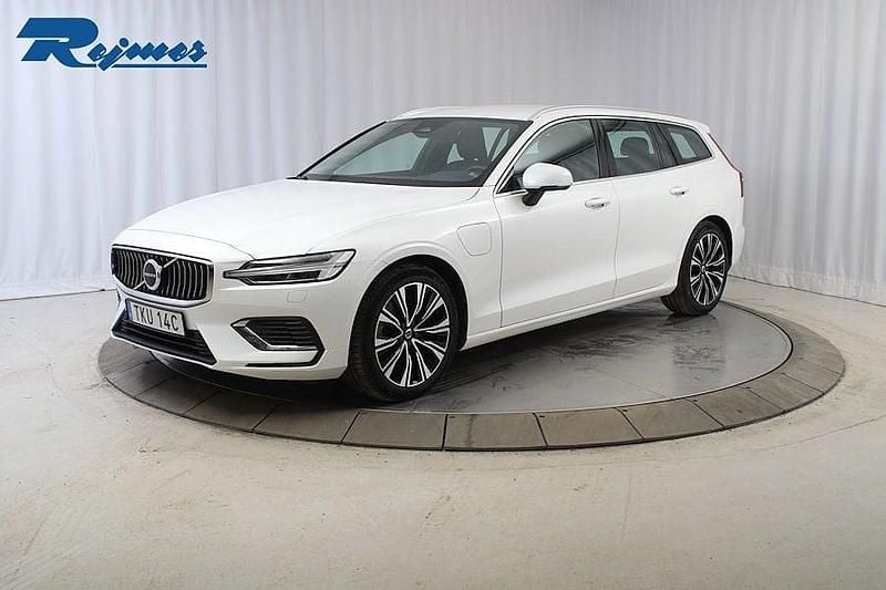 Begagnad Volvo V60 Core 253 HK (186 kW) 2022 Vit Kombi
