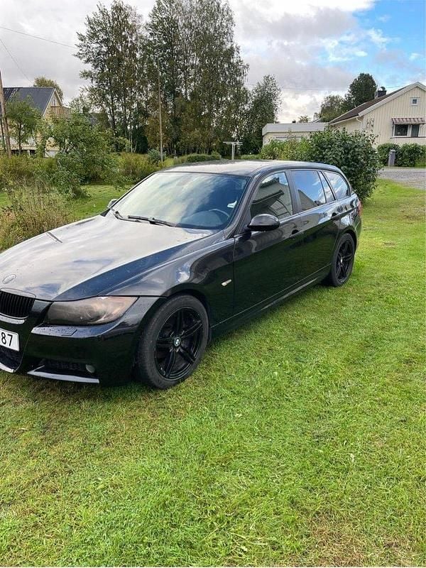 Svart Begagnad 2006 BMW 320 Comfort Edition Kombi | 37 000 kr (Superpris) - Bild 1/4