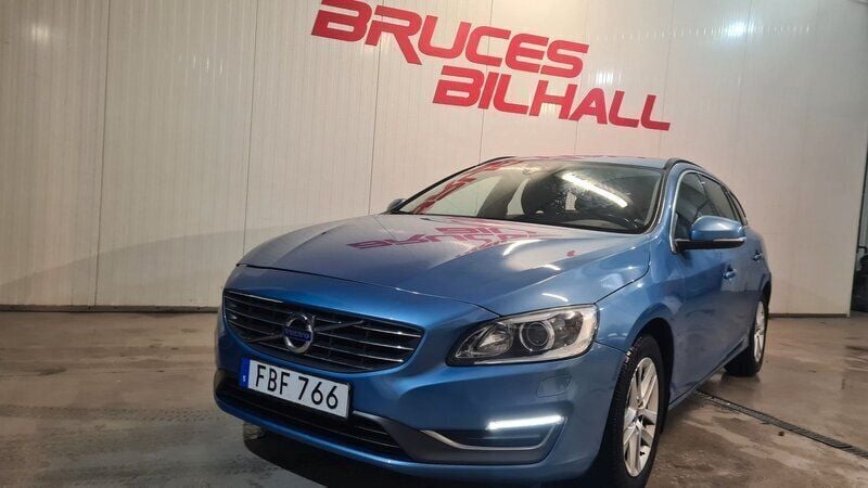 Blå Begagnad 2015 Volvo V60 Momentum Kombi | 144 900 kr (Marknadspris) - Bild 1/4