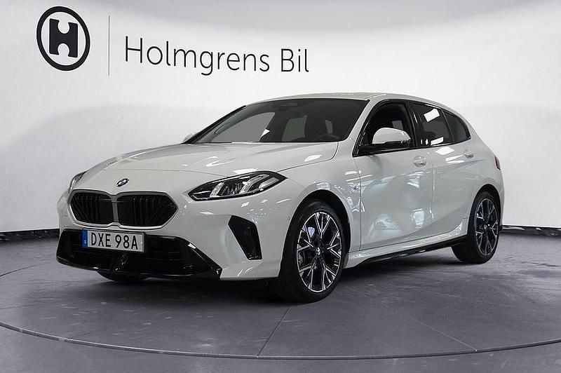 Vit Begagnad 2025 BMW 120 M Sport Halvkombi | 359 800 kr (Superpris) - Bild 1/4