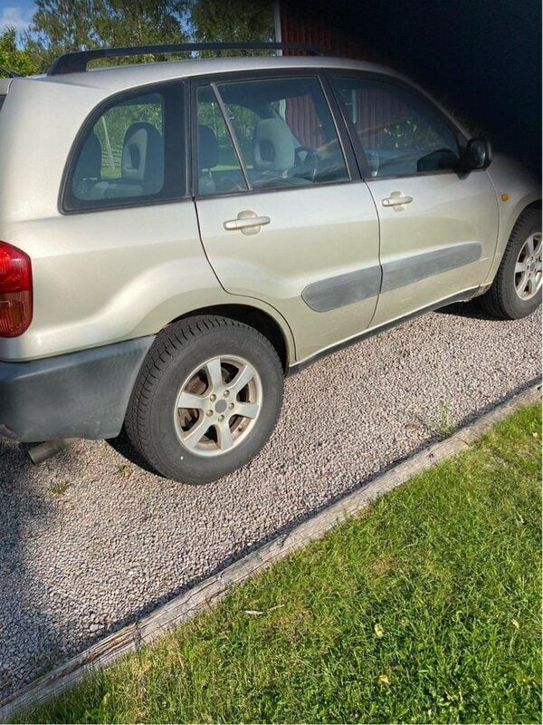 Gul Begagnad 2003 Toyota RAV4 SUV | 20 000 kr (Superpris) - Bild 1/4