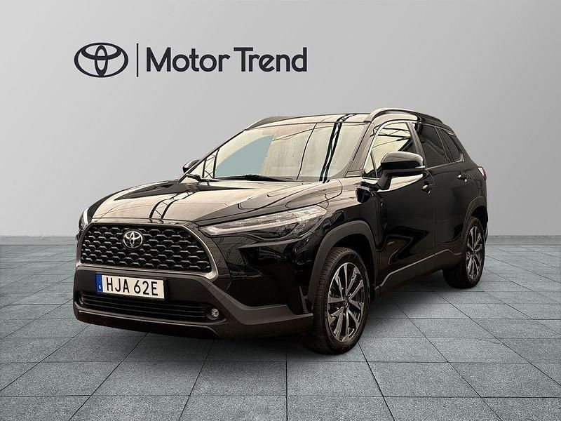 Svart Begagnad 2024 Toyota Corolla Cross Style SUV | 379 900 kr (Marknadspris) - Bild 1/4