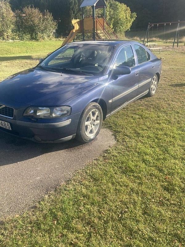 Blå Begagnad 2001 Volvo S60 Business Edition Sedan | 15 000 kr (Marknadspris) - Bild 1/3