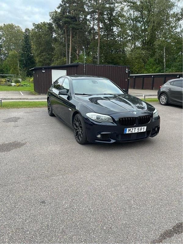 Svart Begagnad 2012 BMW 535 M Sport Sedan | 199 999 kr (Marknadspris) - Bild 1/4