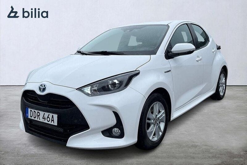 Vit Begagnad 2020 Toyota Yaris Hybrid Active Halvkombi | 179 900 kr (Marknadspris) - Bild 1/4