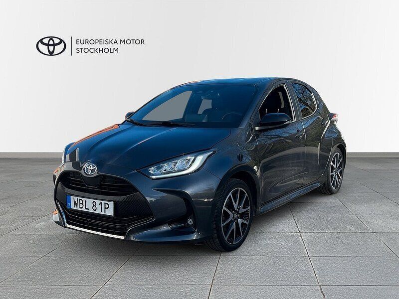Mörkgrå Begagnad 2022 Toyota Yaris Hybrid Style Halvkombi | 229 900 kr (Marknadspris) - Bild 1/3