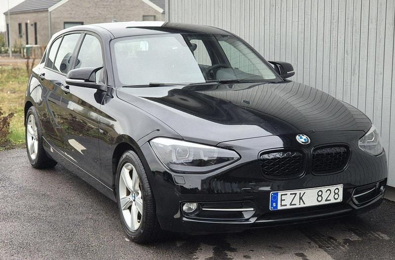 Svart Begagnad 2012 BMW 118 Halvkombi | 59 000 kr (Dyr) - Bild 1/4