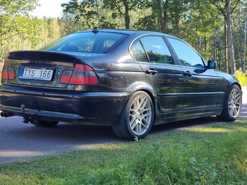 Svart Begagnad 2002 BMW 330 Comfort Edition Sedan | 38 000 kr (Superpris) - Bild 1/4