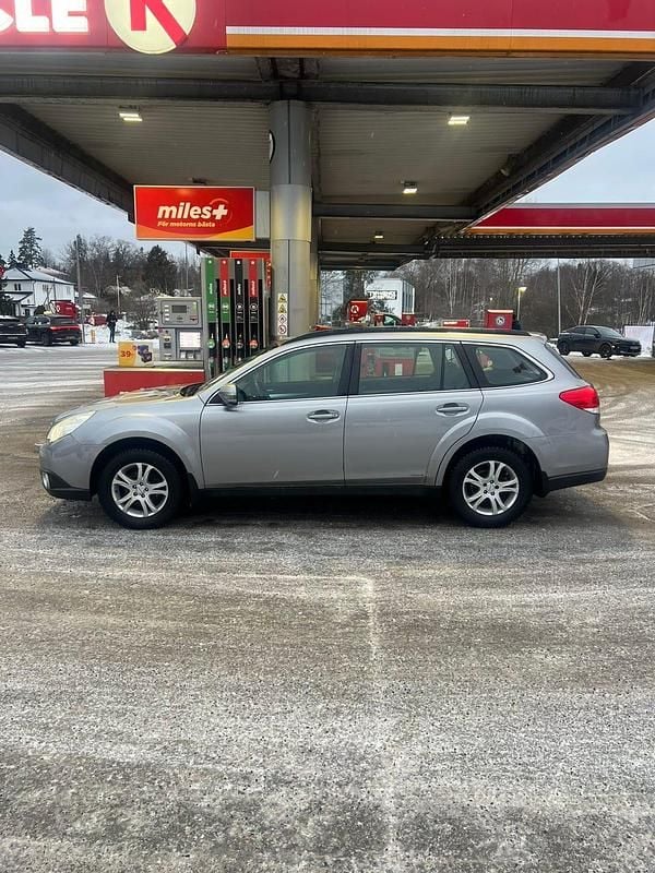 Begagnad 2011 Subaru Outback Sedan | 45 000 kr (Lite dyr) - Bild 1/4