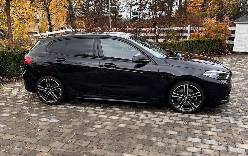 Svart Begagnad 2022 BMW 120 M Sport Halvkombi | 349 000 kr (Lite dyr) - Bild 1/4