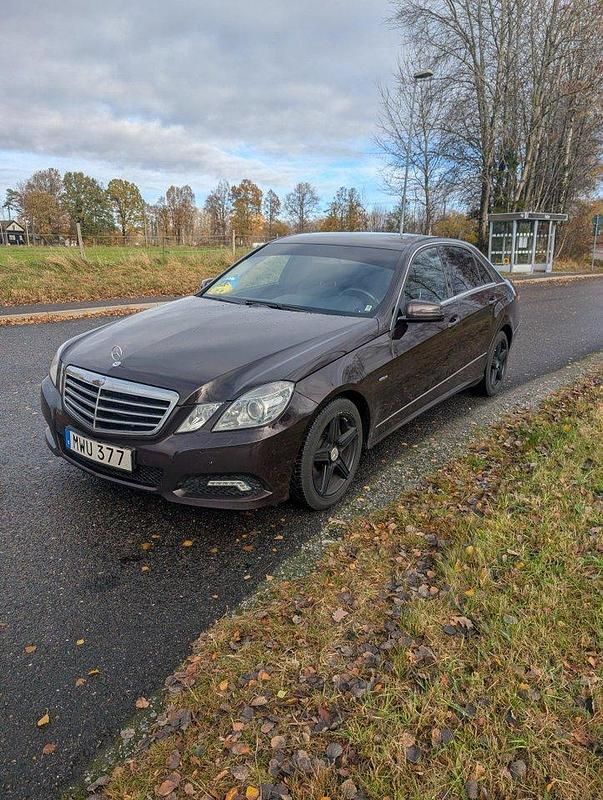 Brun Begagnad 2010 Mercedes E350 Avantgarde Sedan | 75 000 kr (Marknadspris) - Bild 1/4