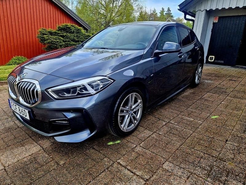 Mineralgrå metallic Begagnad 2020 BMW 118 M Sport Halvkombi | 218 000 kr (Marknadspris) - Bild 1/4