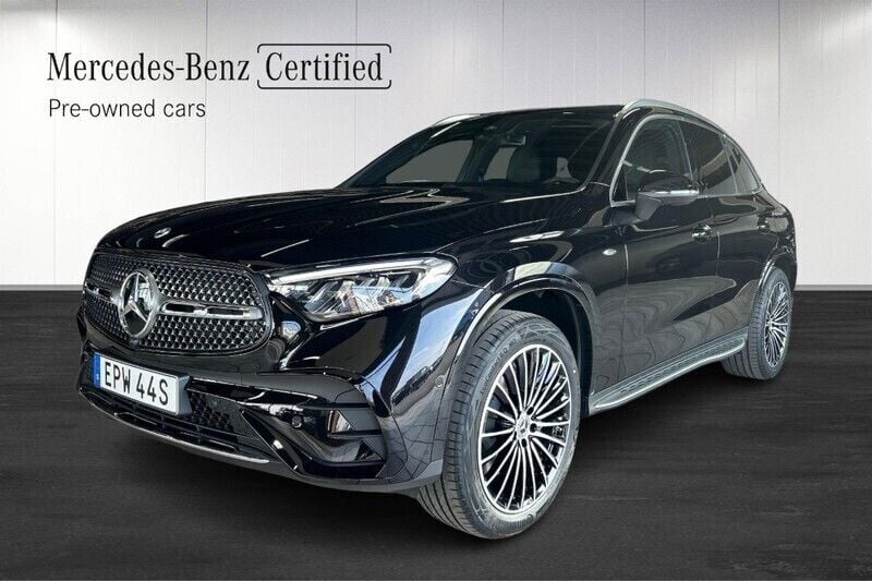 Svart (black) Begagnad 2025 Mercedes GLC300e Advanced SUV | 749 900 kr - Bild 1/4
