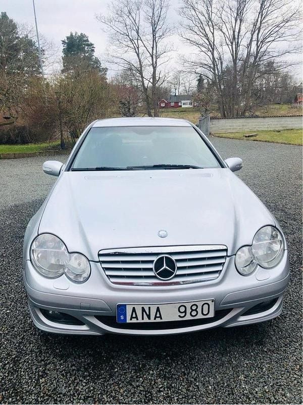 Silver Begagnad 2006 Mercedes C180 Sportkupé | 28 000 kr (Bra pris) - Bild 1/4